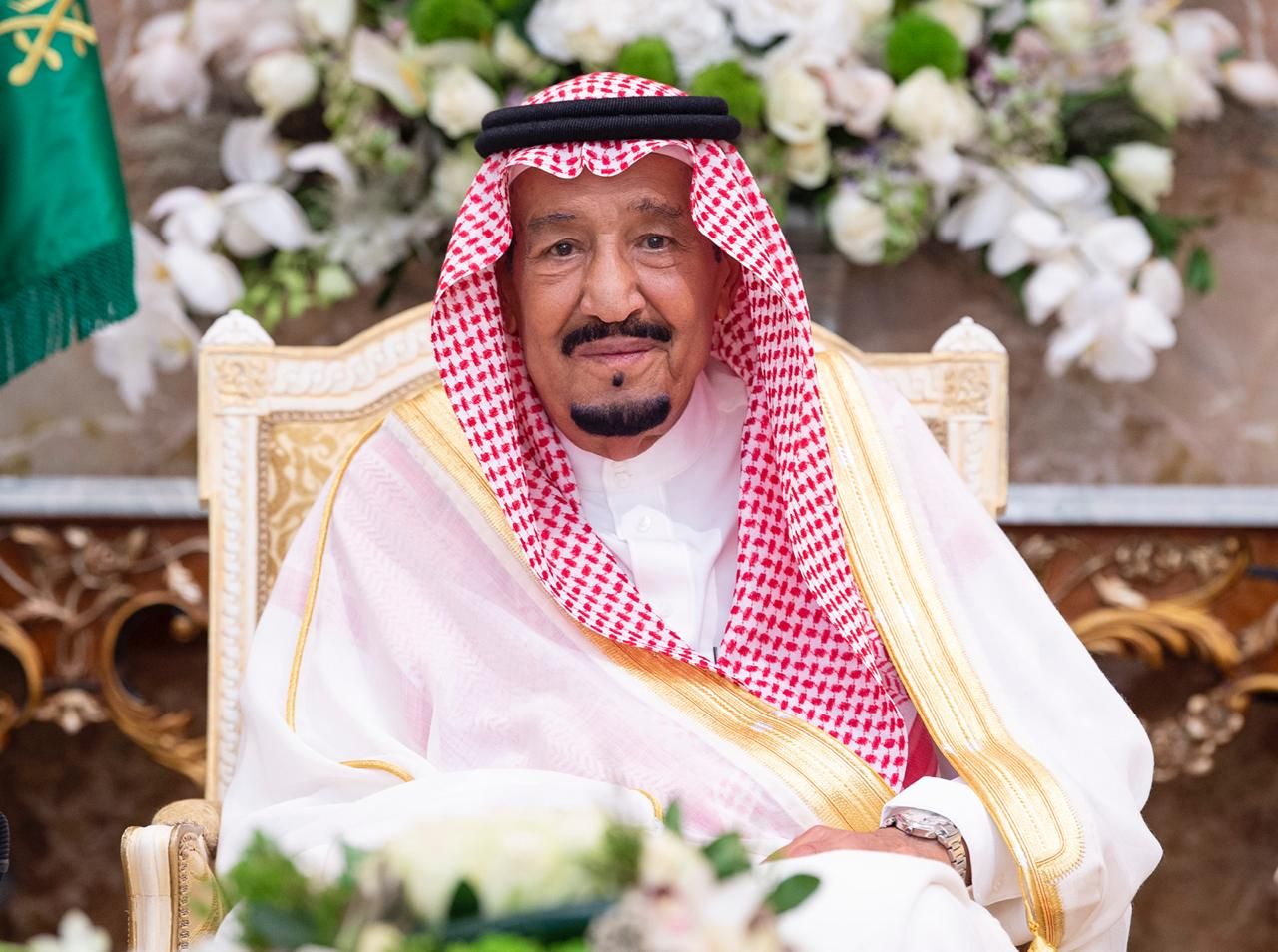 الملك سلمان من قصر منى : المملكة ترحب بضيوف الرحمن دون استثناء