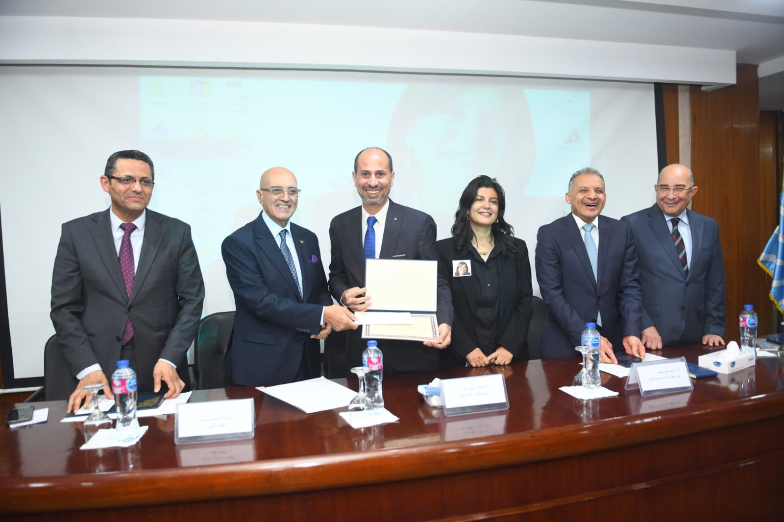 السعدنى يتسلم الجائزة من سلماوى السعدنى يتسلم الجائزة من سلماوى