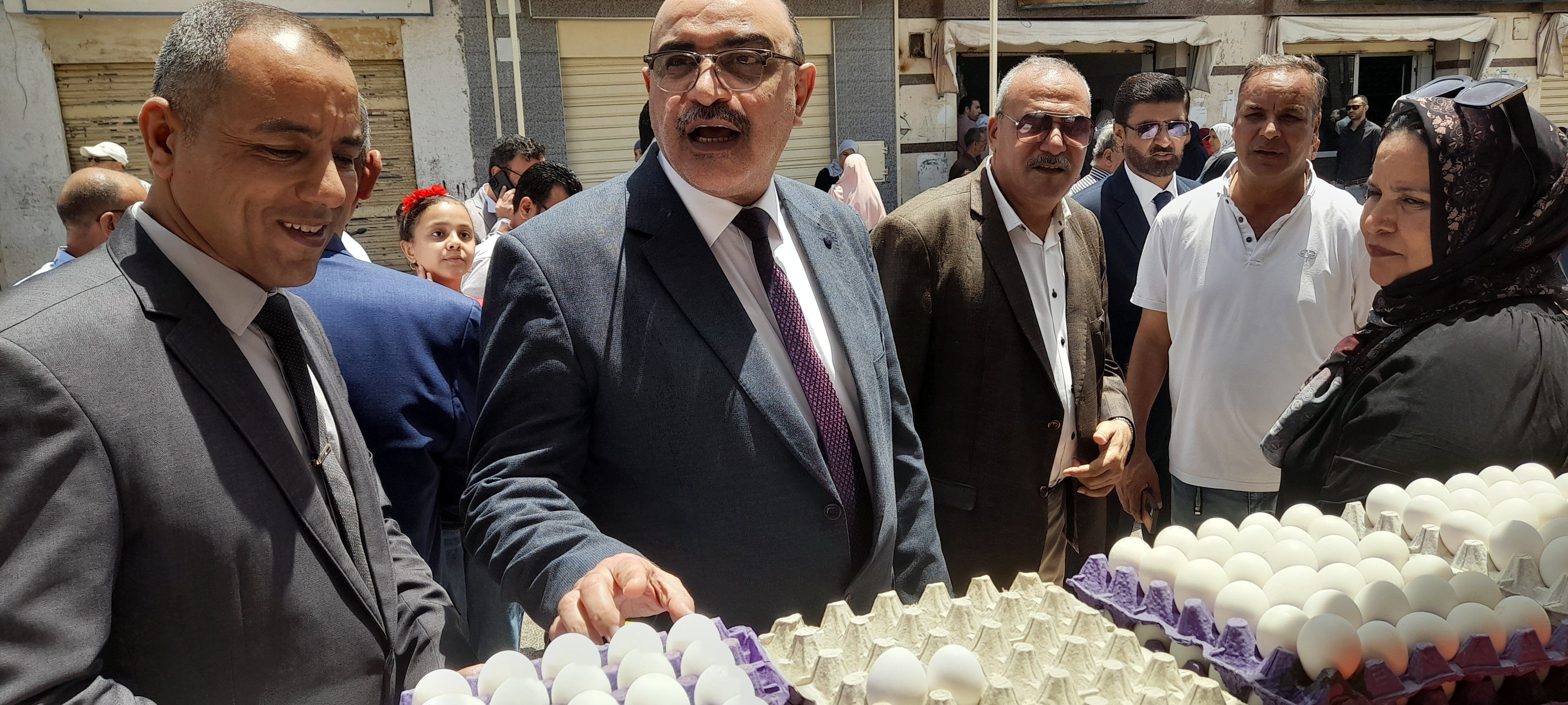 رئيس مدينة نوبيع وكيل وزارة التموين يتفقد سوق اليوم الواحد رئيس مدينة نوبيع وكيل وزارة التموين يتفقد سوق اليوم الواحد