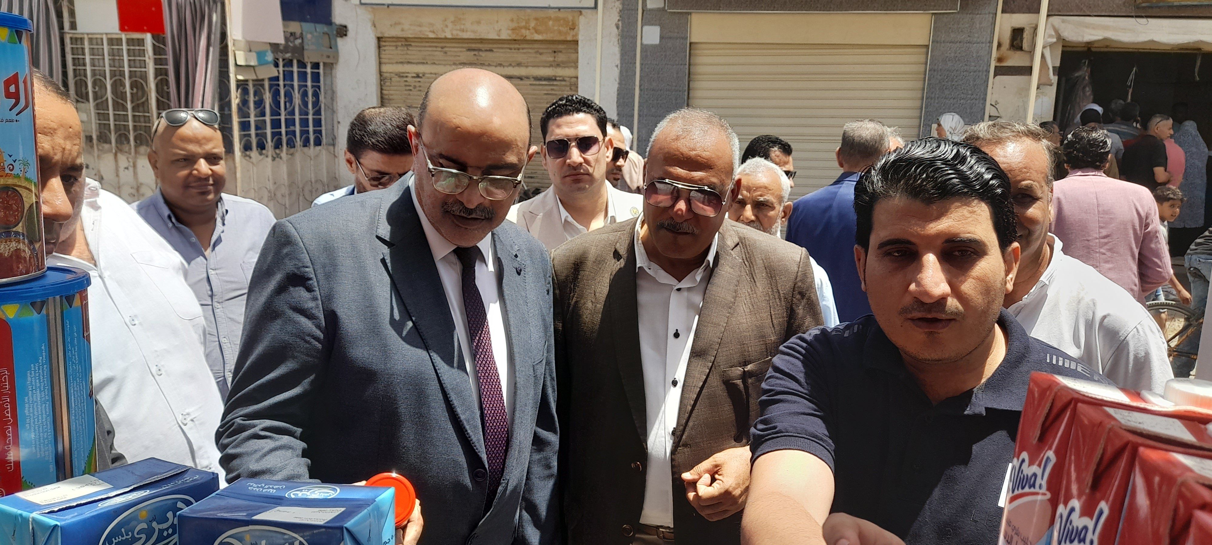 السلع الغذائية بأسعار مخفضة للمواطنين بالسوق اليوم الواحد السلع الغذائية بأسعار مخفضة للمواطنين بالسوق اليوم الواحد