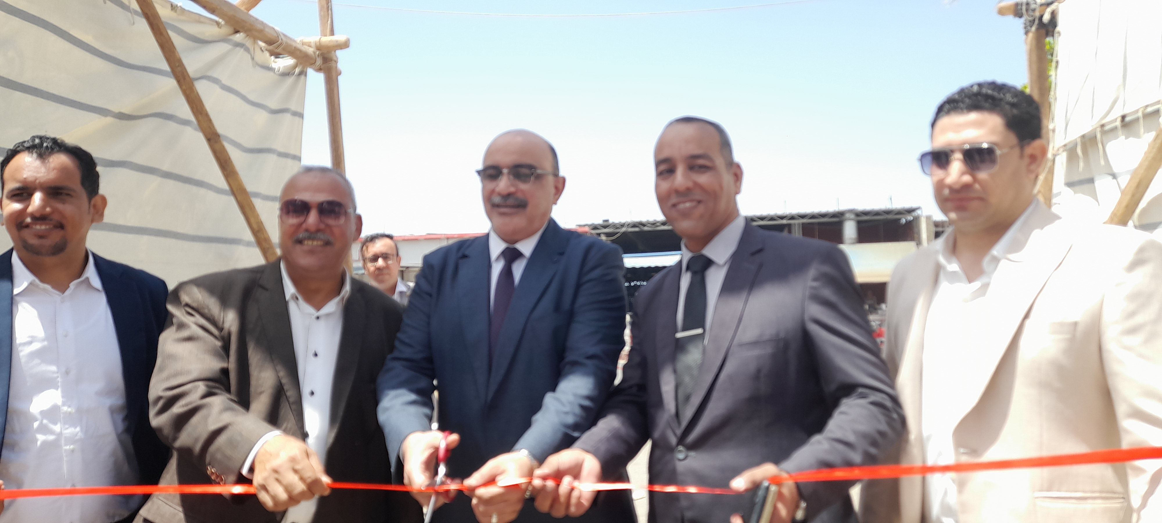اللواء نادر علام رئيس مدينة نويبع أثناء افتتاح سوق اليوم الواحد اللواء نادر علام رئيس مدينة نويبع أثناء افتتاح سوق اليوم الواحد