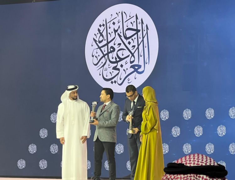 الزميلان محمد سالمان والسيد زيادة ستلمان الجائزة الزميلان محمد سالمان والسيد زيادة ستلمان الجائزة