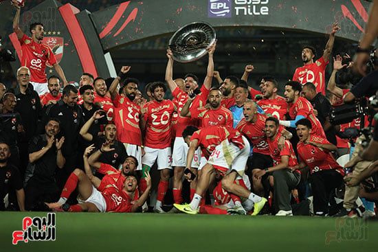 لاعبى الأهلى ترفع درع الدورى لاعبى الأهلى ترفع درع الدورى