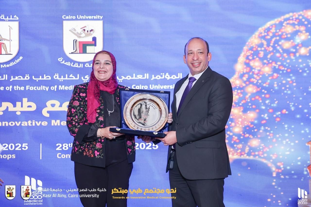 عميد طب قصر العينى يكرم اساتذة الكلية ومدير المستشفيات بختام المؤتمر السنوى للكلية عميد طب قصر العينى يكرم اساتذة الكلية ومدير المستشفيات بختام المؤتمر السنوى للكلية