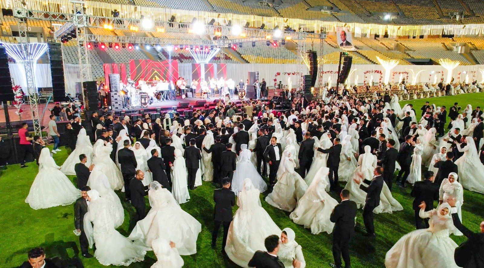 صندوق تحيا مصر يسلم تجهيزات الزواج لـ 600 شاب وفتاة من الأسر الأولى بالرعاية صندوق تحيا مصر يسلم تجهيزات الزواج لـ 600 شاب وفتاة من الأسر الأولى بالرعاية