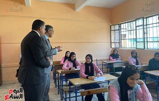 محافظ الجيزة يتفقد لجان امتحانات الشهادة الإعدادية فى الهرم (3) محافظ الجيزة يتفقد لجان امتحانات الشهادة الإعدادية فى الهرم (3)