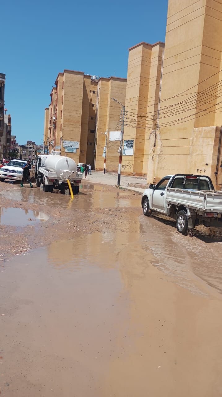 جانب من رفع مياه الأمطار بالبرلس جانب من رفع مياه الأمطار بالبرلس