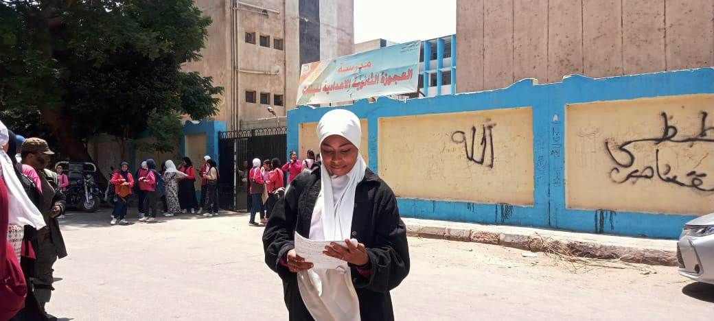 طالبات الشهادة الإعدادية يؤدون امتحاني اللغة العربية والتربية الدينية (7) طالبات الشهادة الإعدادية يؤدون امتحاني اللغة العربية والتربية الدينية (7)