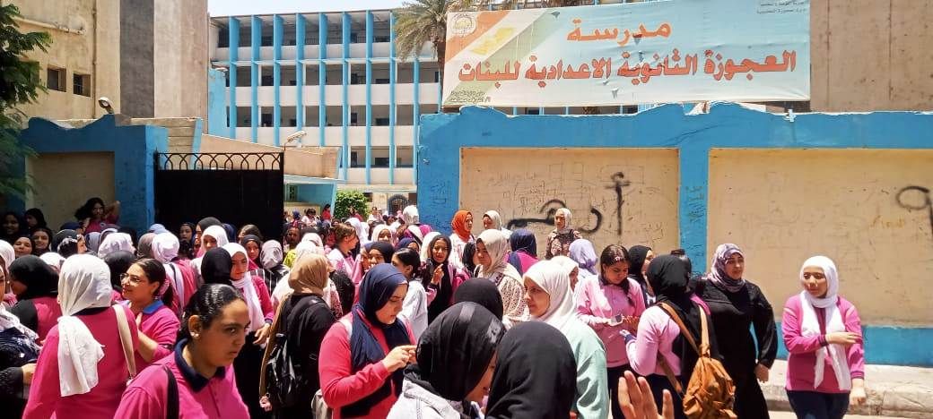 طالبات الشهادة الإعدادية يؤدون امتحاني اللغة العربية والتربية الدينية (4) طالبات الشهادة الإعدادية يؤدون امتحاني اللغة العربية والتربية الدينية (4)