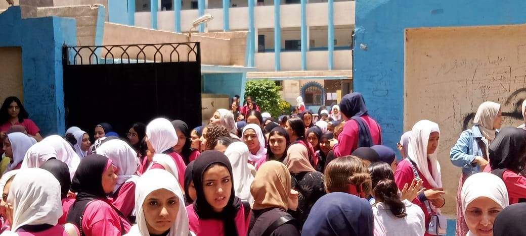 طالبات الشهادة الإعدادية يؤدون امتحاني اللغة العربية والتربية الدينية (3) طالبات الشهادة الإعدادية يؤدون امتحاني اللغة العربية والتربية الدينية (3)