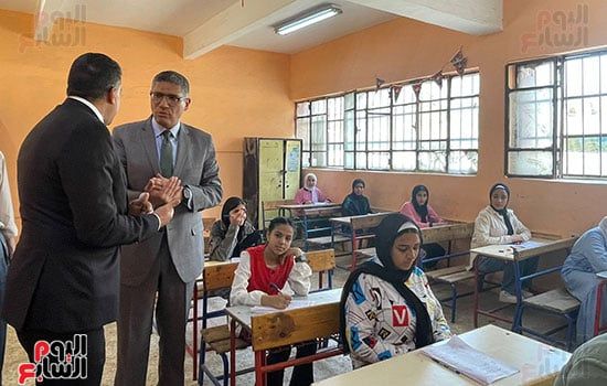 محافظ الجيزة يتفقد لجان امتحانات الشهادة الإعدادية فى الهرم (1) محافظ الجيزة يتفقد لجان امتحانات الشهادة الإعدادية فى الهرم (1)