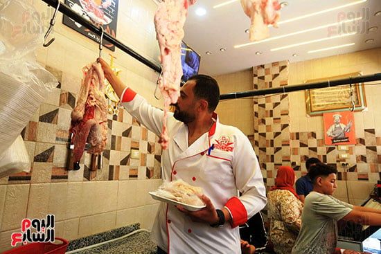 بائع داخل محل الجزارة بائع داخل محل الجزارة