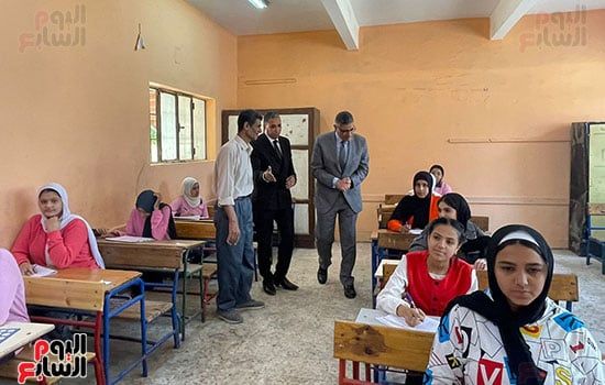 محافظ الجيزة يتفقد لجان امتحانات الشهادة الإعدادية فى الهرم (5) محافظ الجيزة يتفقد لجان امتحانات الشهادة الإعدادية فى الهرم (5)