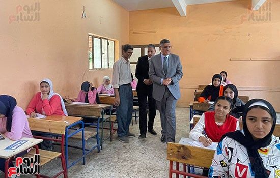محافظ الجيزة يتفقد لجان امتحانات الشهادة الإعدادية فى الهرم (4) محافظ الجيزة يتفقد لجان امتحانات الشهادة الإعدادية فى الهرم (4)