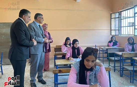 محافظ الجيزة يتفقد لجان امتحانات الشهادة الإعدادية فى الهرم (2) محافظ الجيزة يتفقد لجان امتحانات الشهادة الإعدادية فى الهرم (2)