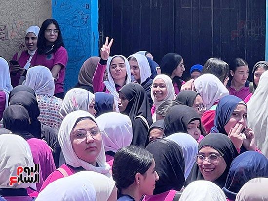 خروج طالبات الشهادة الإعدادية بعد اداء امتحان مادتي اللغة العربية والدين (7) خروج طالبات الشهادة الإعدادية بعد اداء امتحان مادتي اللغة العربية والدين (7)