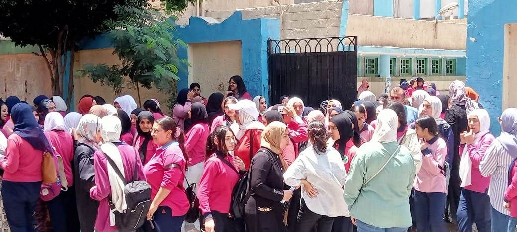 طالبات الشهادة الإعدادية يؤدون امتحاني اللغة العربية والتربية الدينية (5) طالبات الشهادة الإعدادية يؤدون امتحاني اللغة العربية والتربية الدينية (5)