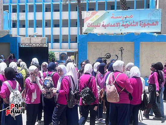 خروج طالبات الشهادة الإعدادية بعد اداء امتحان مادتي اللغة العربية والدين (9) خروج طالبات الشهادة الإعدادية بعد اداء امتحان مادتي اللغة العربية والدين (9)