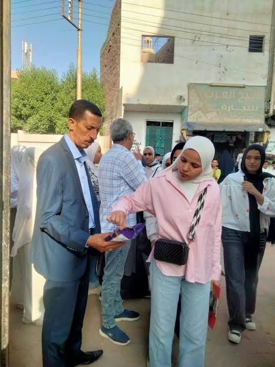 توزيع شيكولاته على طلاب الشهادة الإعدادية توزيع شيكولاته على طلاب الشهادة الإعدادية