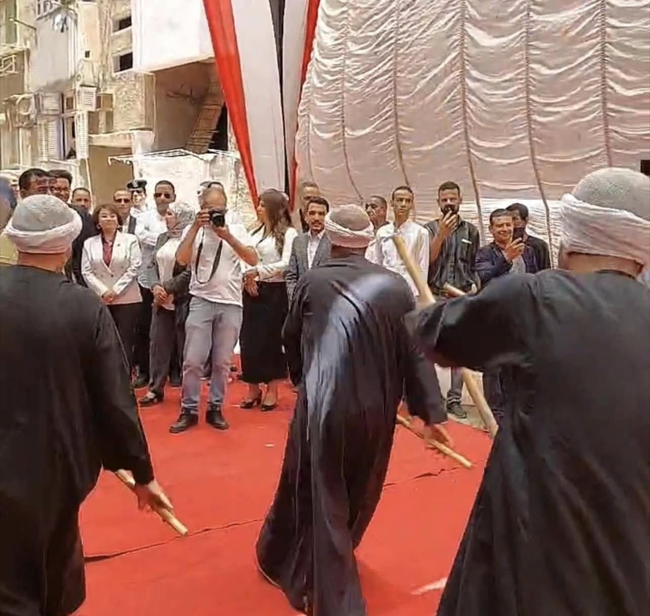 فرقة التحطيب تقدم عرضا أمام الوزير والمحافظ فرقة التحطيب تقدم عرضا أمام الوزير والمحافظ