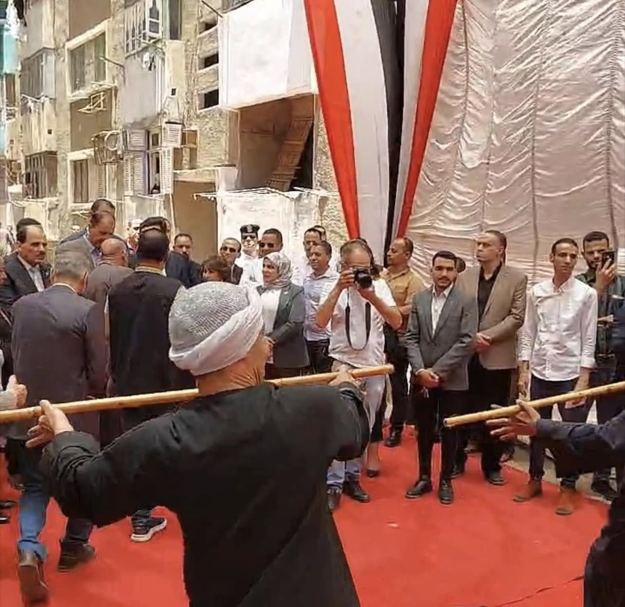 عرض فنى لفرقة الفنون الشعبية أمام الوزير عرض فنى لفرقة الفنون الشعبية أمام الوزير
