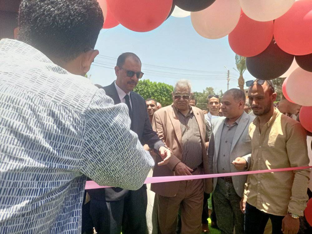 المحافظ لحظة قص الشريط المحافظ لحظة قص الشريط