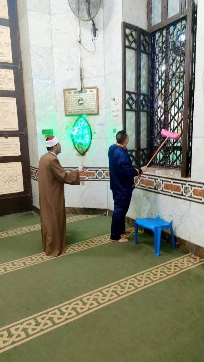 جانب من أعمال النزافة بالمساجد جانب من أعمال النزافة بالمساجد