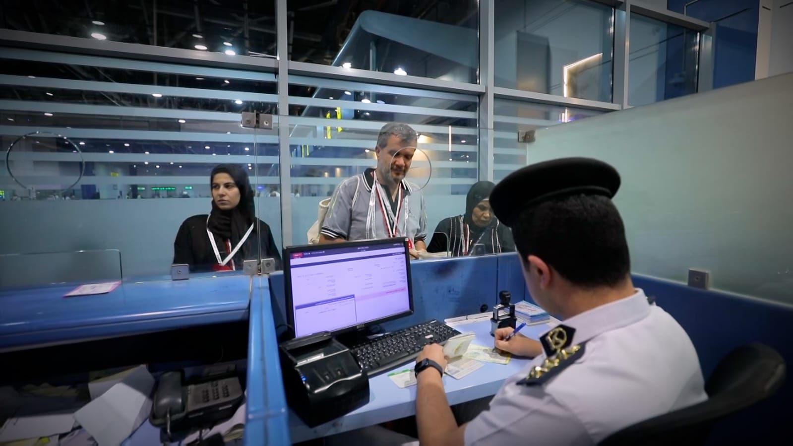 انهاء إجراءات سفر أسر الشهداء انهاء إجراءات سفر أسر الشهداء