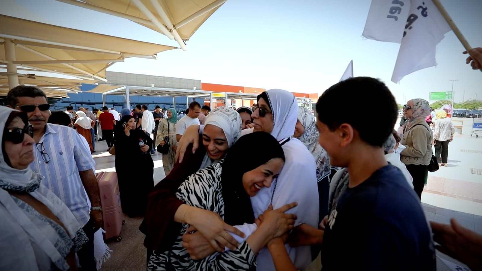 فرحة أسر الشهداء أثناء سفرهم لأداء فريضة الحج فرحة أسر الشهداء أثناء سفرهم لأداء فريضة الحج