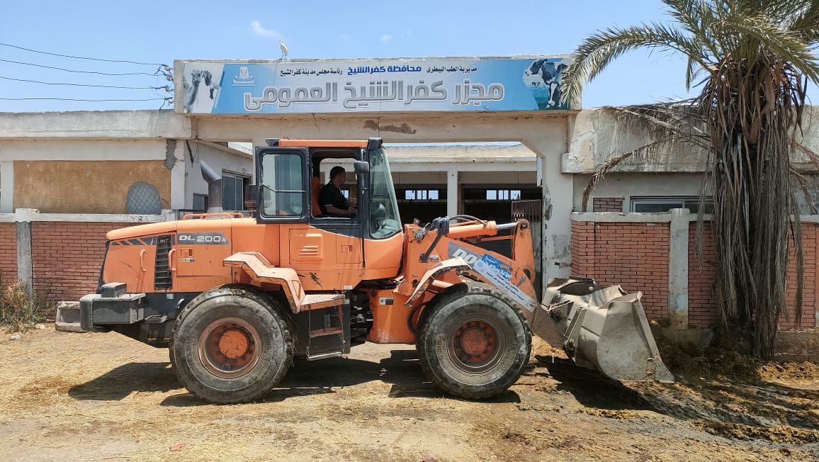 رفع الاتربة والرمال حول مجزر كفر الشيخ رفع الاتربة والرمال حول مجزر كفر الشيخ