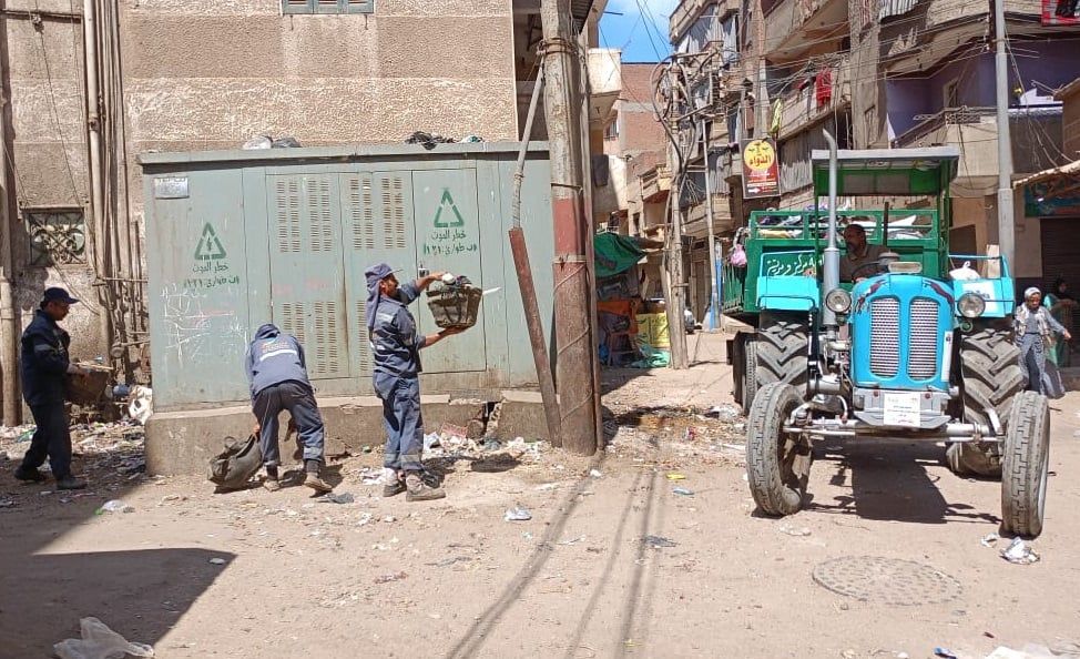 جانب من رفع القمامة من الشوارع جانب من رفع القمامة من الشوارع
