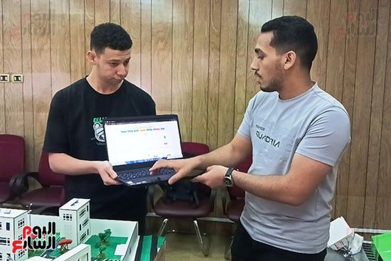 الطلاب يشرحون الطلاب يشرحون