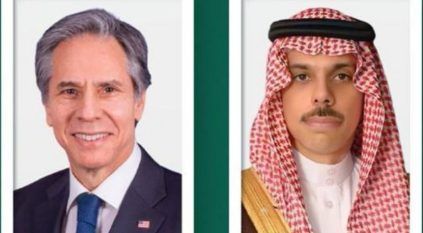 فيصل بن فرحان يتلقى اتصالًا هاتفيًّا من بلينكن