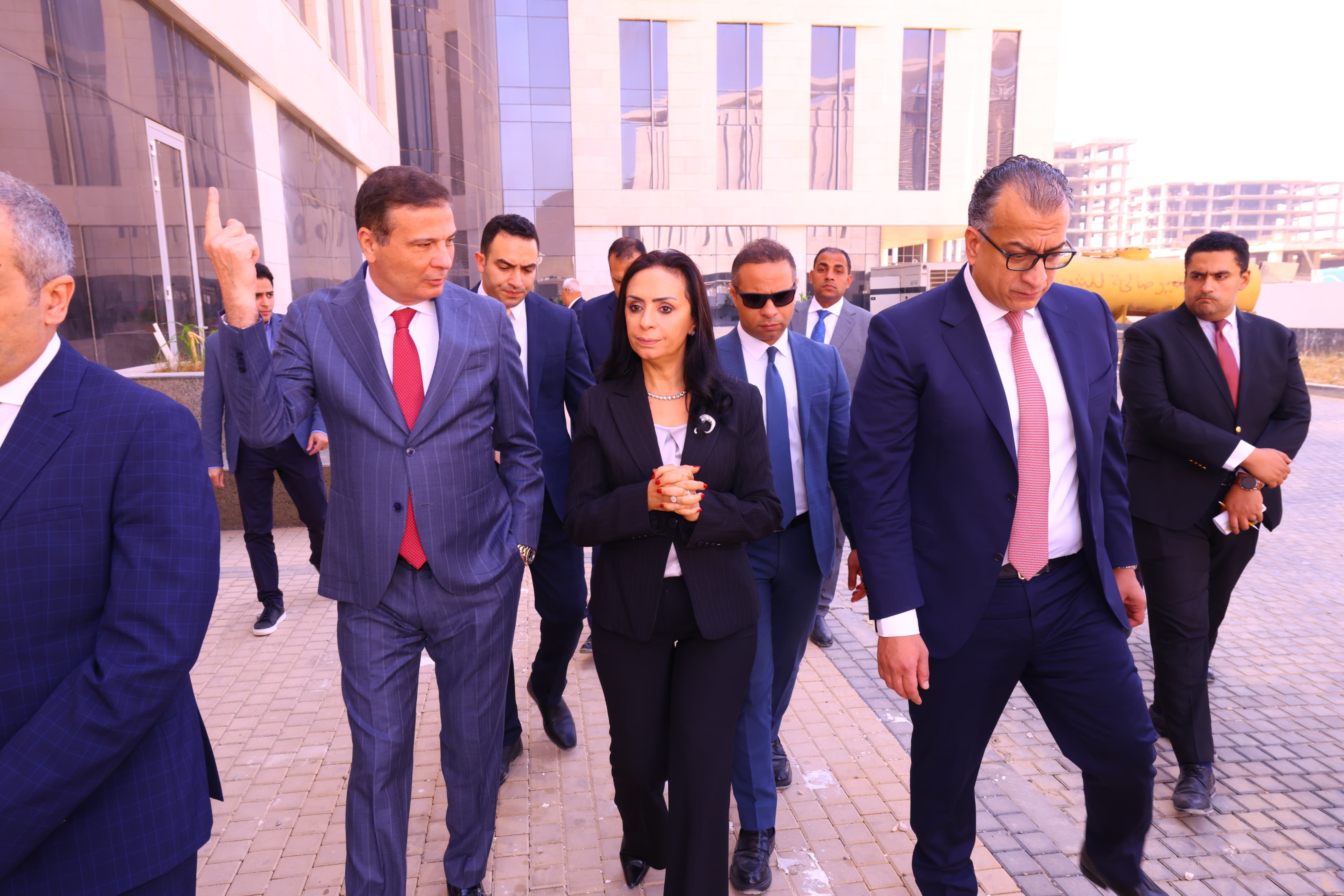 وزيرا التضامن والزراعة يتفقدان مقر البنك الزراعي المصري وزيرا التضامن والزراعة يتفقدان مقر البنك الزراعي المصري