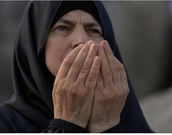 حاجة ترفع يديها بالدعاء حاجة ترفع يديها بالدعاء