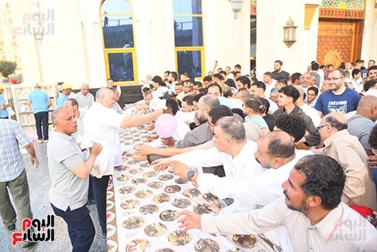 توزيع هدايا العيد من مسجد حدائق القبة