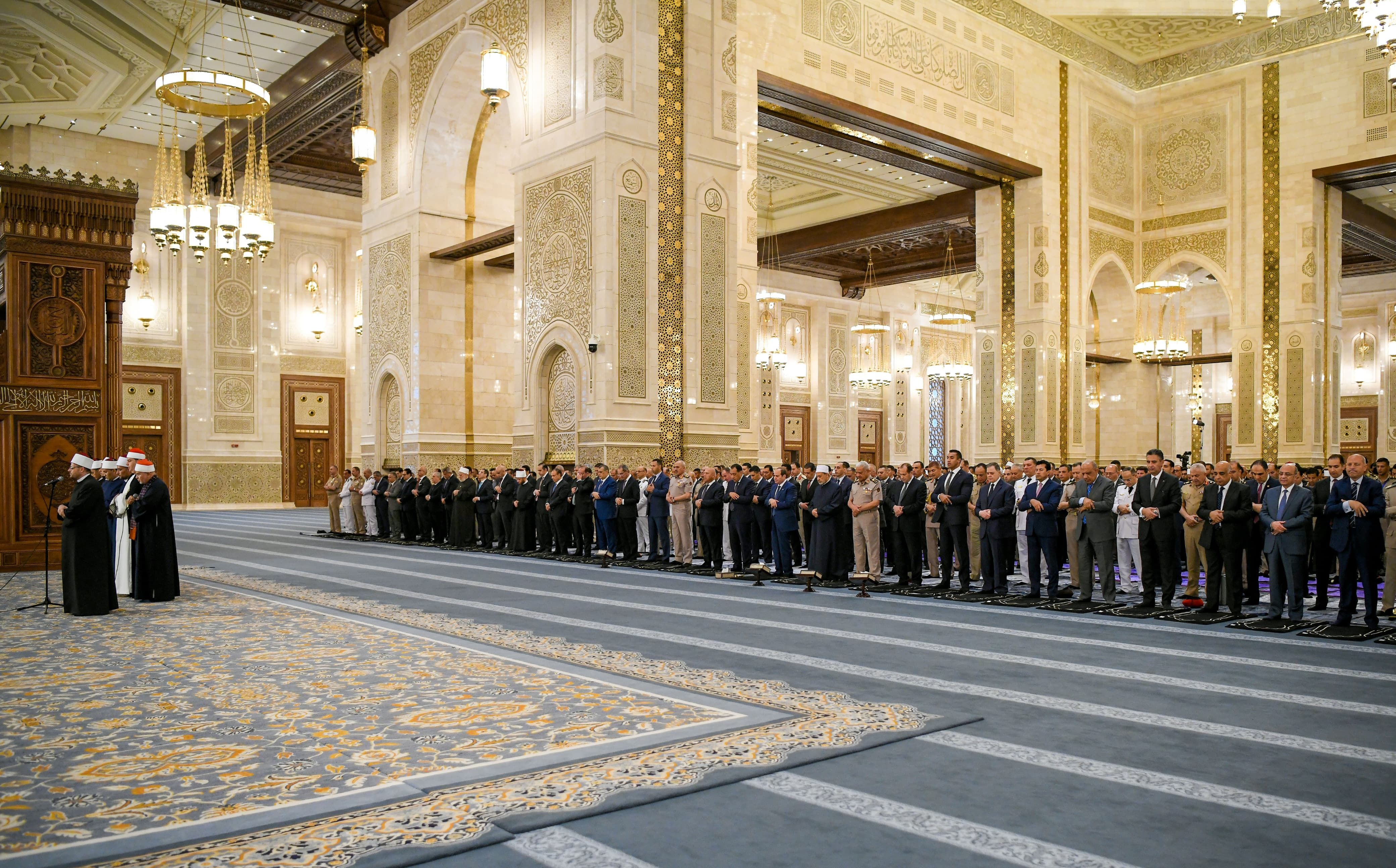 الرئيس يؤدى صلاة العيد