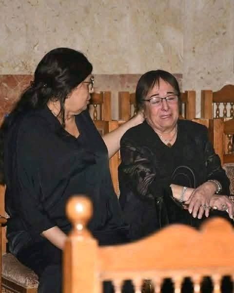 بكاء سميرة عبد العزيز فى عزاء سميحة أيوب
