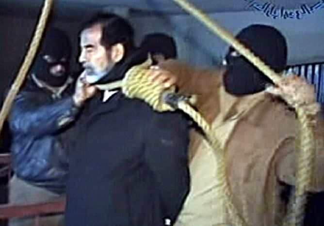 صدام حسين قبل دقائق من تنفيذ حكم اعدامه صدام حسين قبل دقائق من تنفيذ حكم اعدامه
