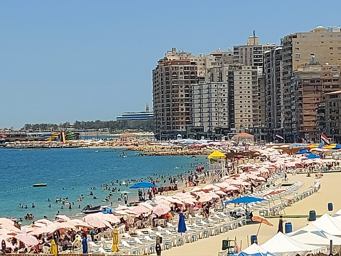 الشواطئ تستقبل الزائرين الشواطئ تستقبل الزائرين