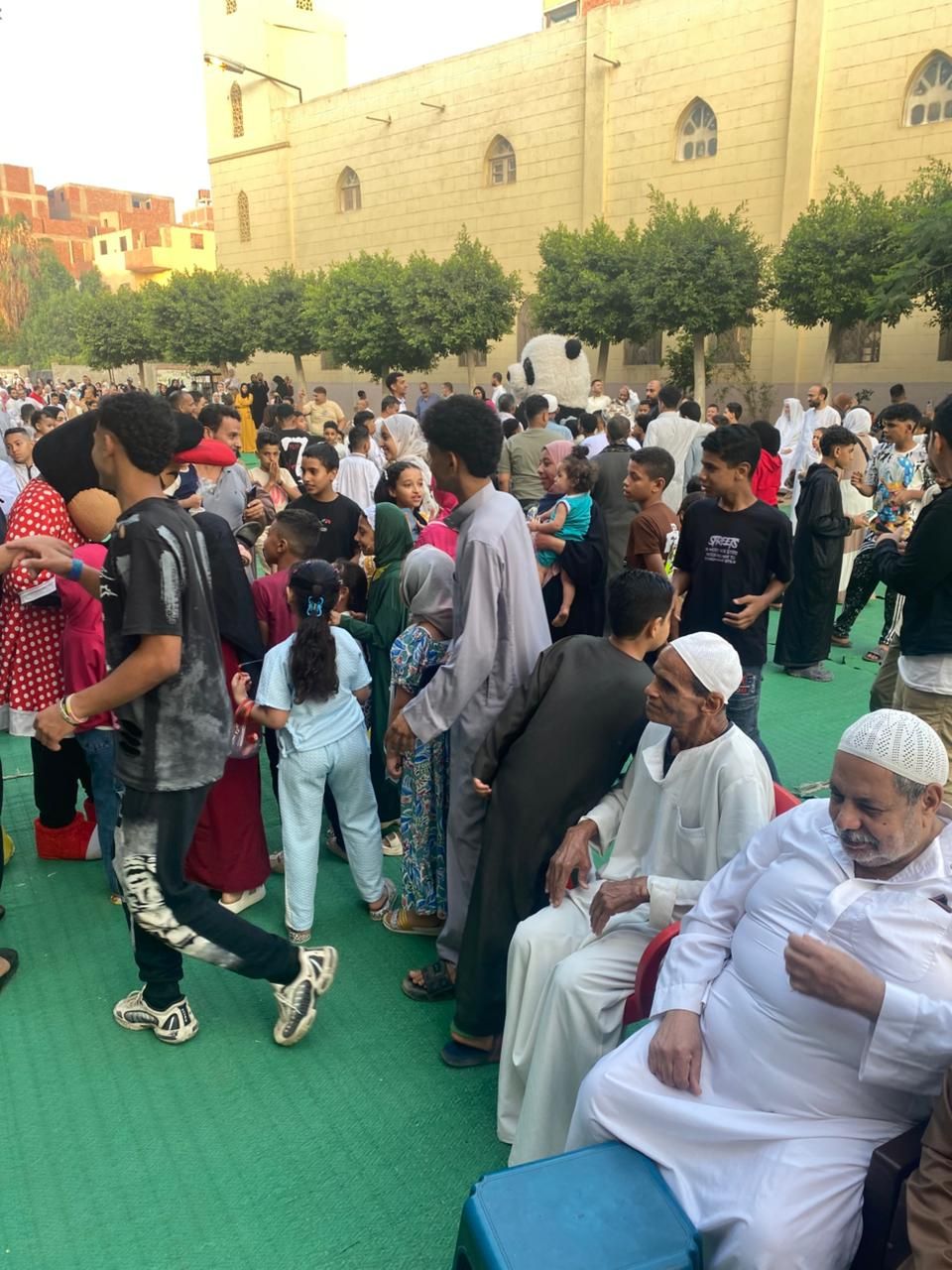 فرحة العيد تملأ ساحة الرضوان بمدينة السلام (27) فرحة العيد تملأ ساحة الرضوان بمدينة السلام (27)