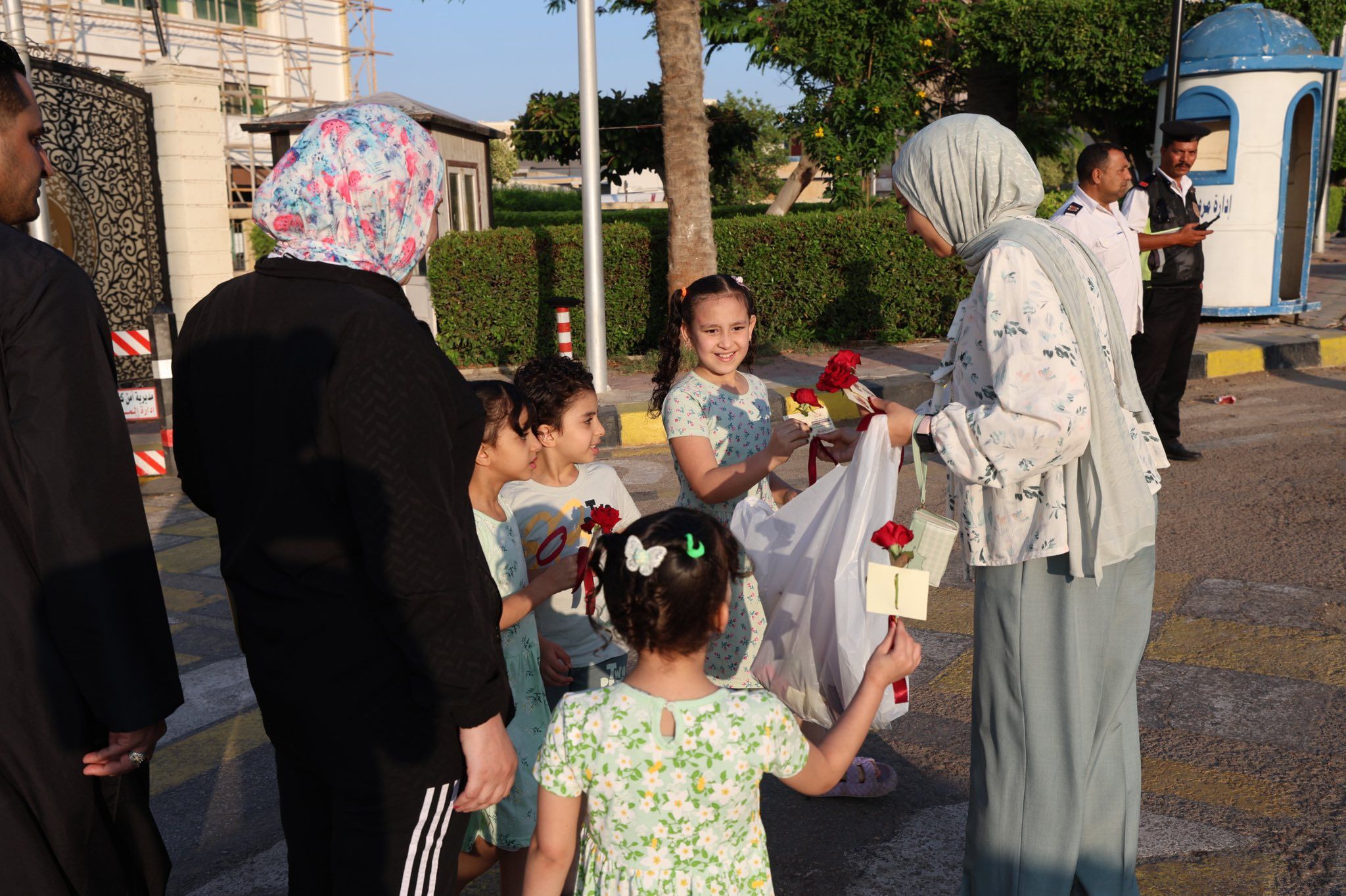 فرحة الأطفال بتوزيع الورود فرحة الأطفال بتوزيع الورود