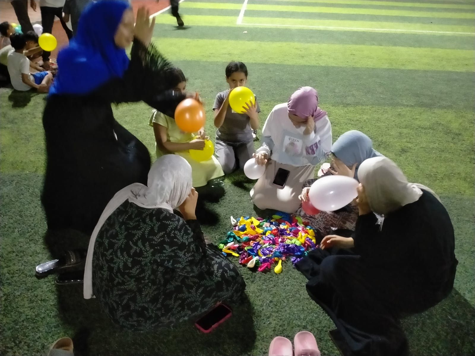 تجهيز الهدايا لتوزيعه على الاطفال تجهيز الهدايا لتوزيعه على الاطفال
