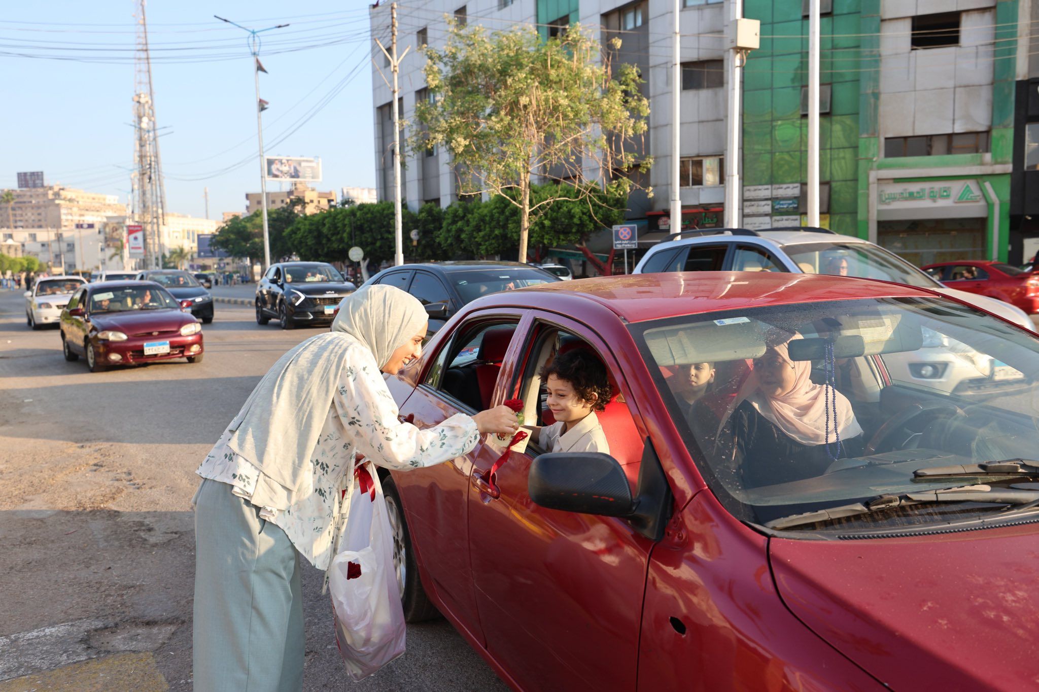 توزيع الورود على الأطفال توزيع الورود على الأطفال
