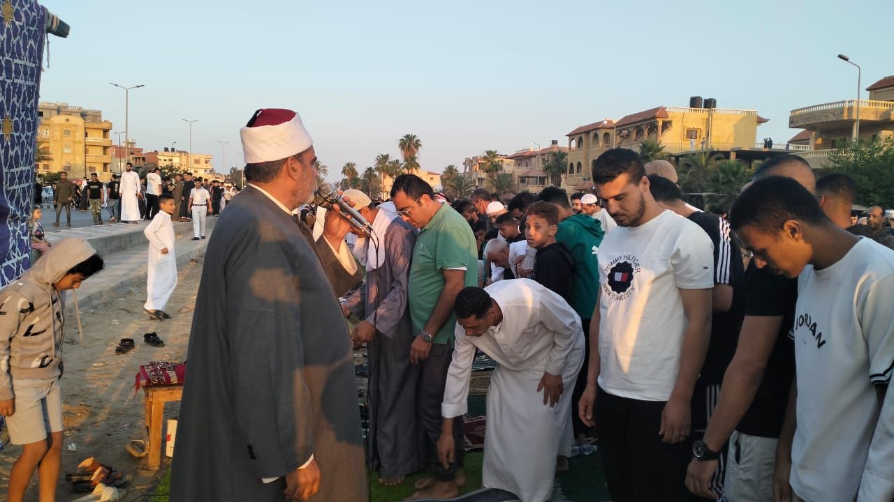 محافظ شمال سيناء يؤدي صلاة عيد الأضحى في الشيخ زويد (8) محافظ شمال سيناء يؤدي صلاة عيد الأضحى في الشيخ زويد (8)