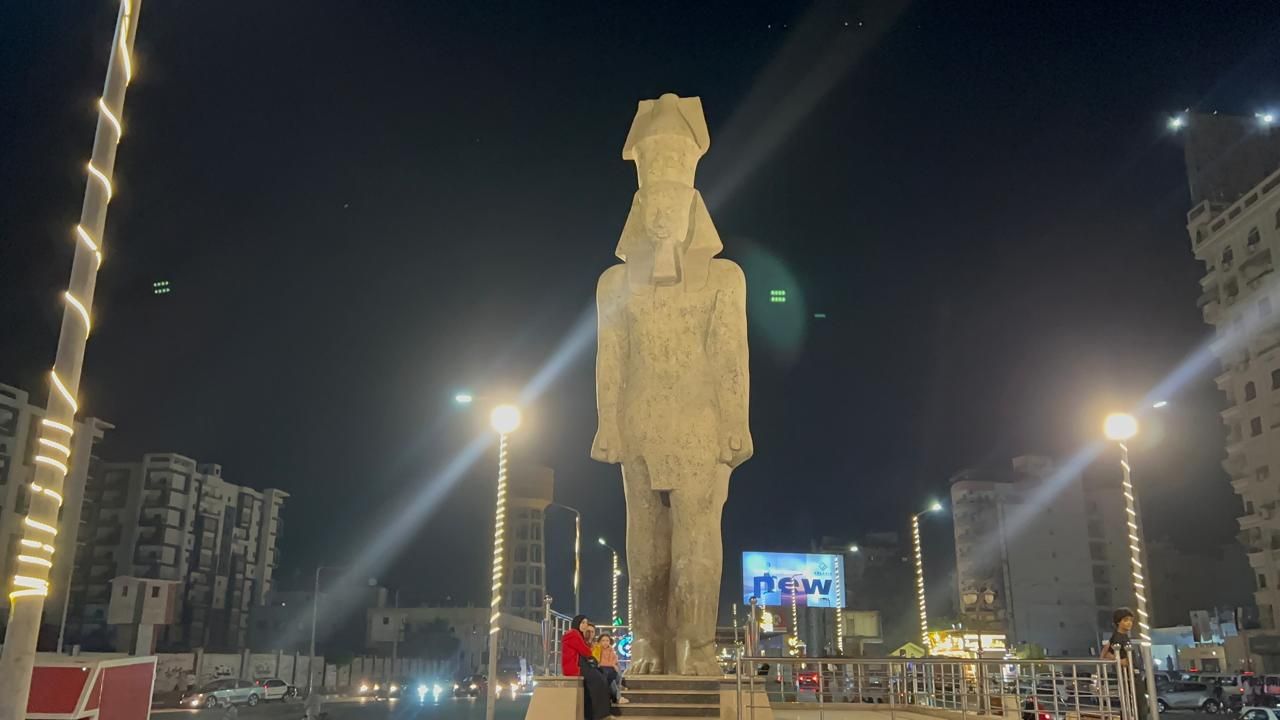 تمثال رمسيس الثاني يزين شارع الجيش بالمنصورة تمثال رمسيس الثاني يزين شارع الجيش بالمنصورة