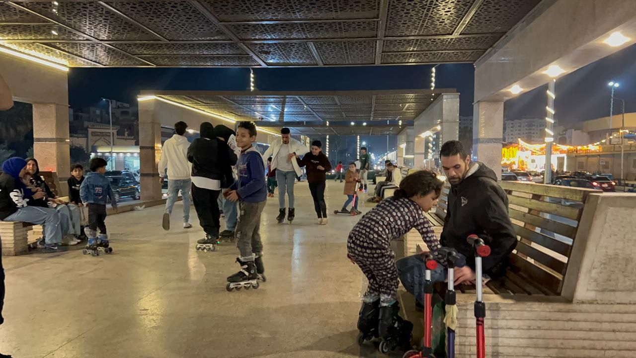 الاسكيت والاسكوتر حاضرين في اماكن مجانبة للتنزه في شارع الجيش بالمنصورة الاسكيت والاسكوتر حاضرين في اماكن مجانبة للتنزه في شارع الجيش بالمنصورة