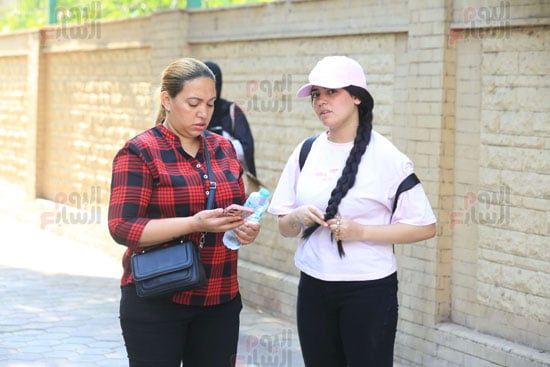 الأمهات يساندون أبنائهم قبل بدء الامتحان