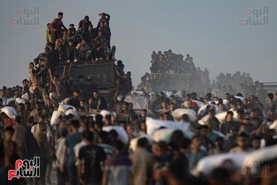معاناة الحصول على الطحين فى غزة معاناة الحصول على الطحين فى غزة