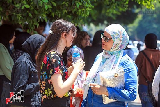 سيدة تطمئن علي ابنتها بعد الامتحان